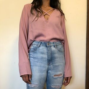 Pink top with wide sleeves and a crisscross neck❤️